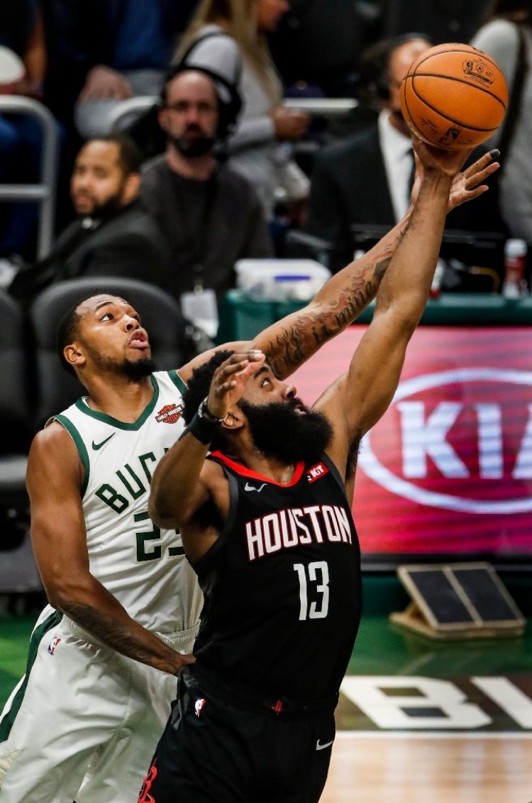 官网入口-关于德甲赛程吃紧，密尔沃基雄鹿赛前门线救险，球迷炸锅，赛程密集仍需轮换的信息